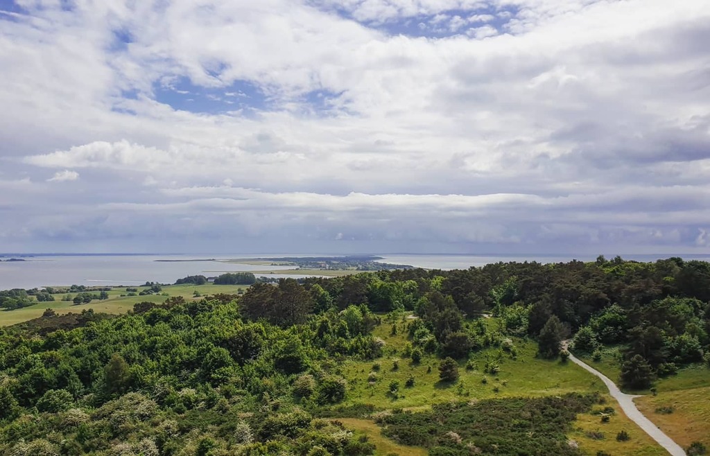 hiddenseeforum's tweet photo. Der Blick vom Leuchtturm Dornbusch auf die Insel ist immer wieder schön 😍
#hiddensee #inselliebe #inselhiddensee #mvtutgut #mvistwow #hiddenseeforum #inselblick #schönertag #instanature #mvliebe #meer #ostseeliebe #ichliebedasmeer #meerweh #ostsee https://t.co/Xej2VzjBOb https://t.co/fNzJG0JU0f