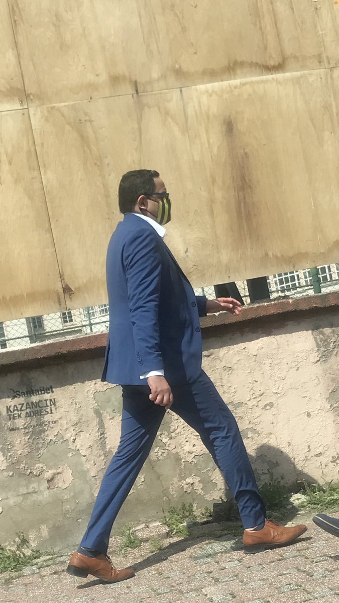 Soldaki yazan adam, sağda oy vermeye gidiyor...