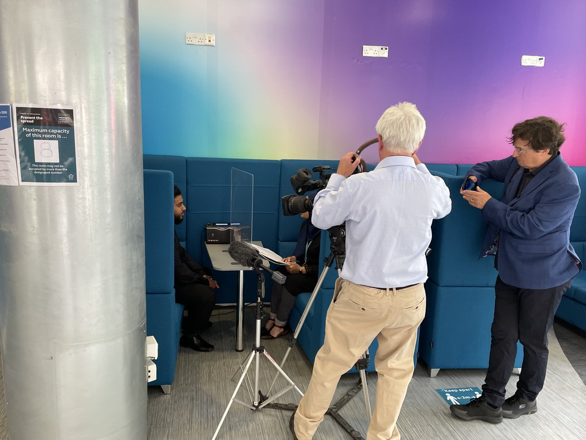 leicester_hub's tweet photo. Filming yesterday at #LeicesterYEH with @tonyroe from @bbcemt's Politics programme, thanks to Soraya, Immanuel &amp; Mohammed for telling their inspirational stories.
We then popped over to see @DJSandraMay, who has job vacancies available via @JCPInLeics work coaches! https://t.co/x7Xb4Li8J8