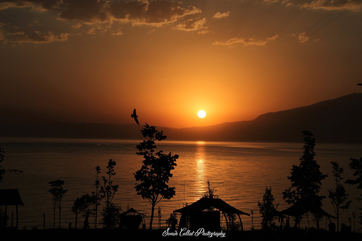 Akşam serinliğinde muhabbet eden kuşlar, çiçekler ve tüm canlılar temaşa ederler kâinatın milyar renkli desen desen süslenmiş sanatına..

Mavi Bayraklı Halk Plajı / Ayanıs TUŞBA