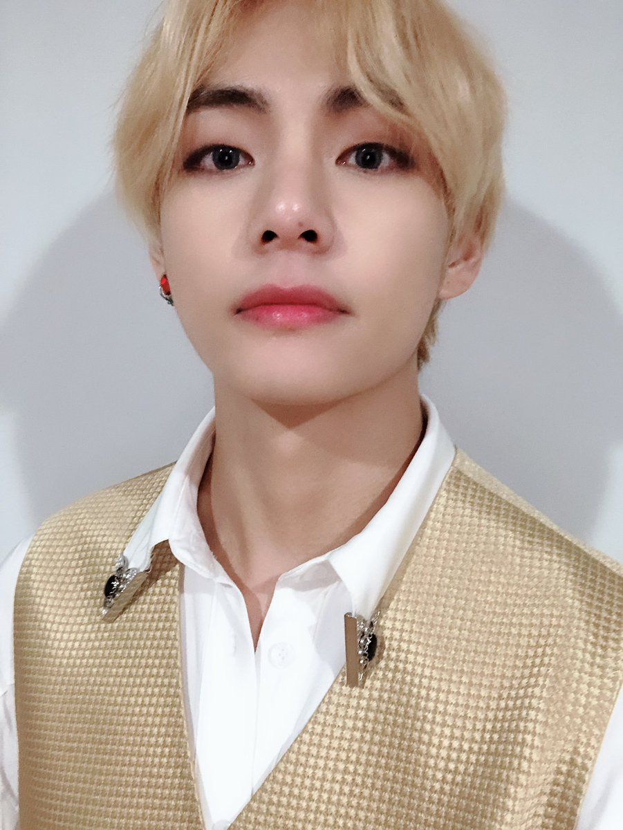 Taehyung with blonde hair  ARMYs Amino