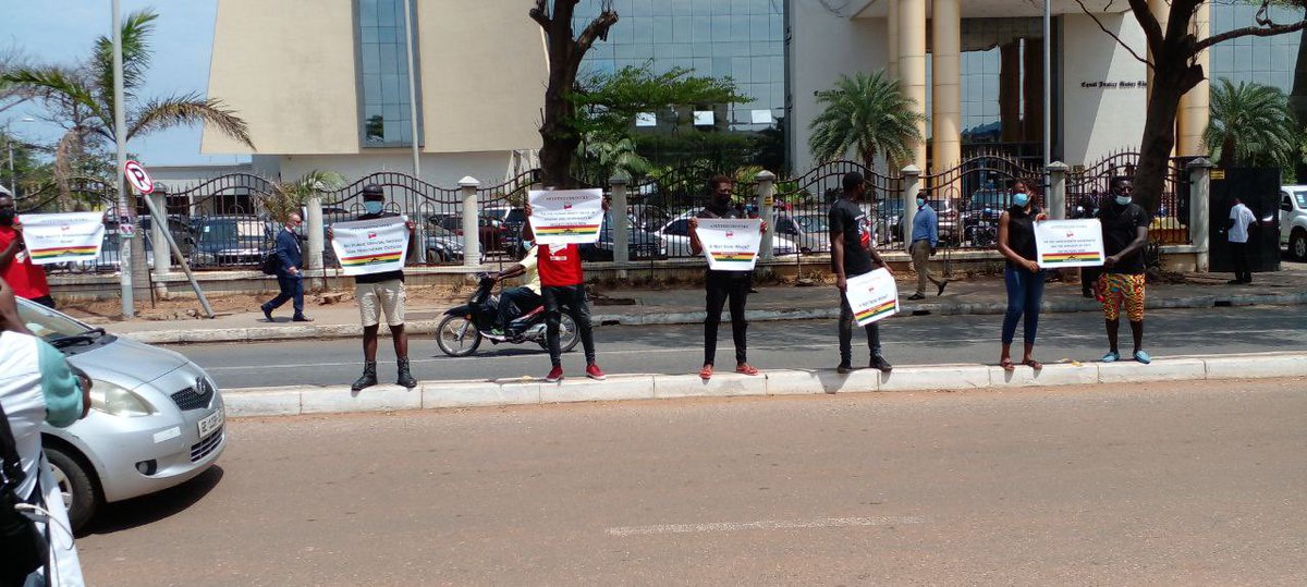 Ghfixthecountry's tweet photo. Happening now! Accra High Court! 
Socially distanced Protest. 

Join us! 

The People will not be defeated! 

#FixTheCountry https://t.co/IbRephkrlV