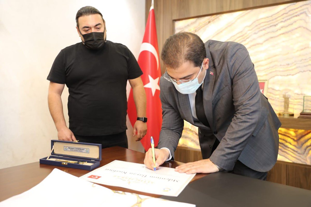 bonacure63's tweet photo. Şanlıurfanın gururu olan Haliliye Belediye Başkanımız @mcanpolatnet a bizi bu gurura layık gördüğü için teşekkürü borç biliriz. @haliliye_bld @izciAK @altun_muhtar başarılarınızın devamını dilerim https://t.co/pB3jU96ohM