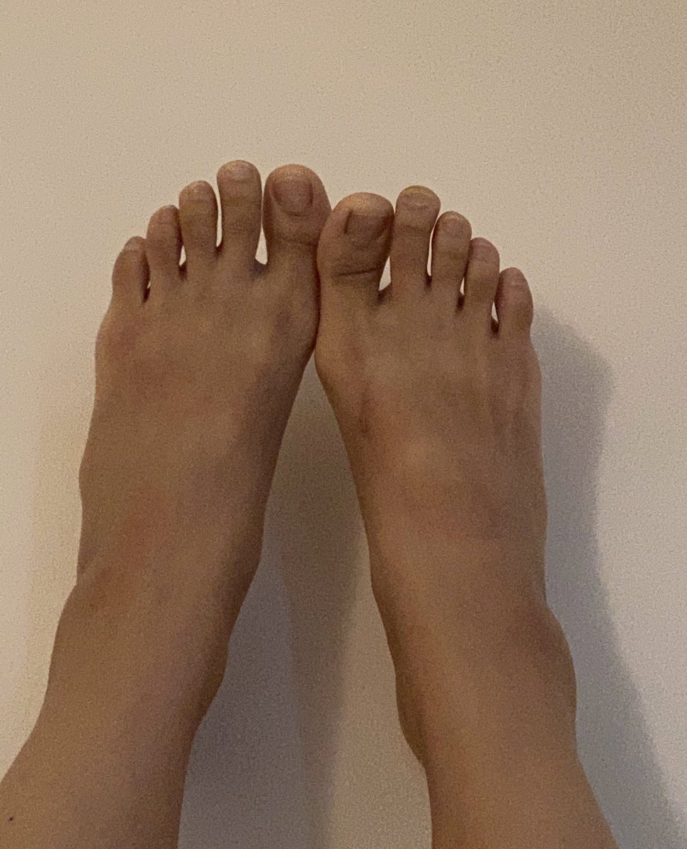 geishafeet's tweet photo. thank me it’s friday! do you like the little scar on my right foot? that’s how how you know it’s me...at least until i heal ❤️

#feetworship #geishafeet #mediumarch #footfetish ❤️ https://t.co/tHetZgGFMn