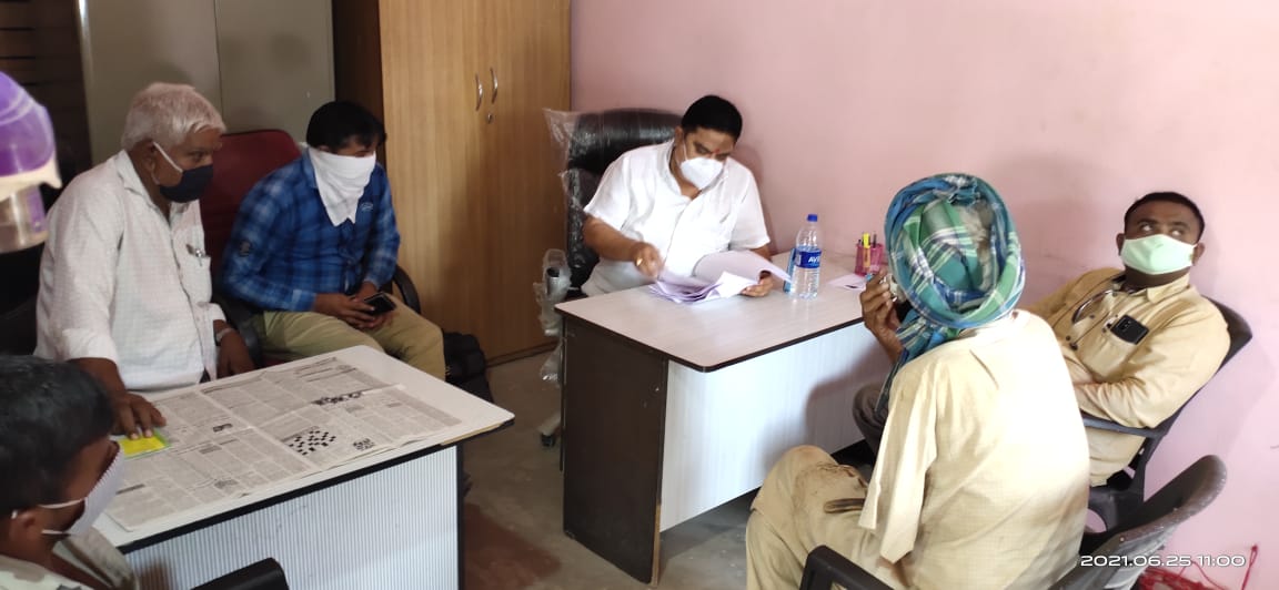 AbdasaTdo's tweet photo. @KutchDdo મનરેગા યોજના અંતર્ગત વ્યકિતગત કામો માટે મોથાળા ગ્રામજનો સાથે મુલાકાત https://t.co/dc7r8NzAhQ