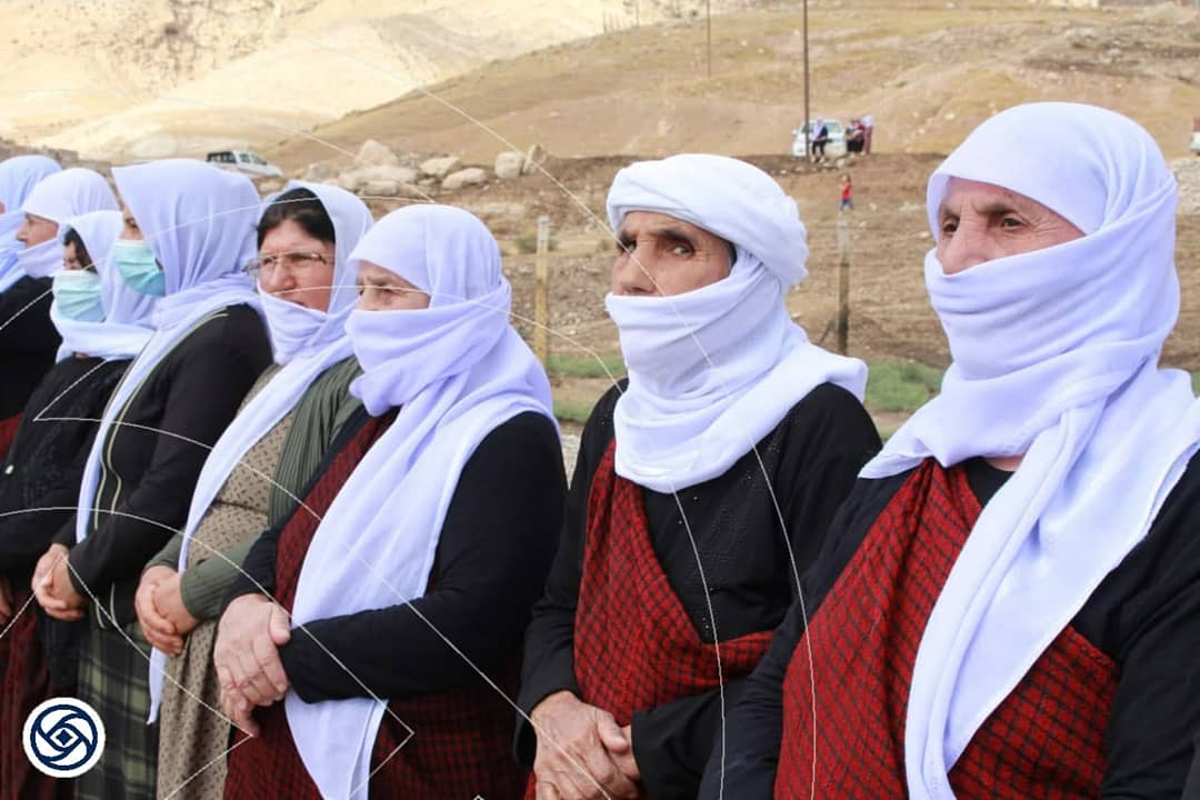 مكانة المرأة في المجتمع الايزيدي 
تحظى المرأة بمكانة مرموقة في المجتمع الايزيدي، ولهن احترامهن وتقديرهن على المستويات الاجتماعية والدينية، لذا هناك العشرات من النساء كن بمثابة (ولي) في الديانة الايزيدية ولهن مقاماتهن ومزاراتهن.
