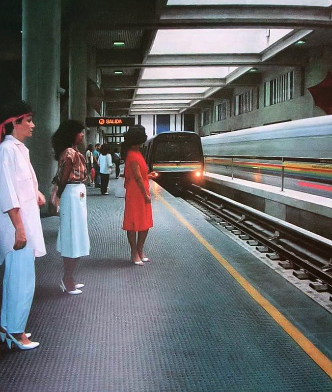 Se instaló en los caraqueños una dualidad de ciudad con la llamada “cultura metro”. En sus instalaciones, las normas de civismo y cortesía se cumplían a cabalidad. A través parlantes y carteles, se recordaba a los usuarios la prohibición de ingerir alimentos.

#venezueladeayer