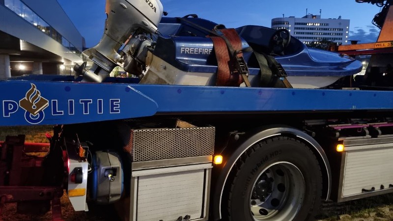 Politie neemt speedboot van tiener in beslag..