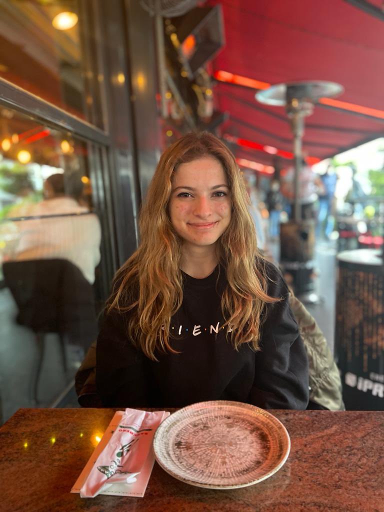 Çocuklarımın akademik gelişimleri ve bireysel hedefleri bir eğitimci olarak benim için hep önemli olmuştur

Bugün de kızım ile ilgili gurur günüm🥇
İngilizceden dil seviyesi C1 di, şimdi Fransızca seviyesinin C1 olduğunun neticesi geldi. 

Gurur günü
iki dil iki C1👏🏼👏🏼🧿🧿