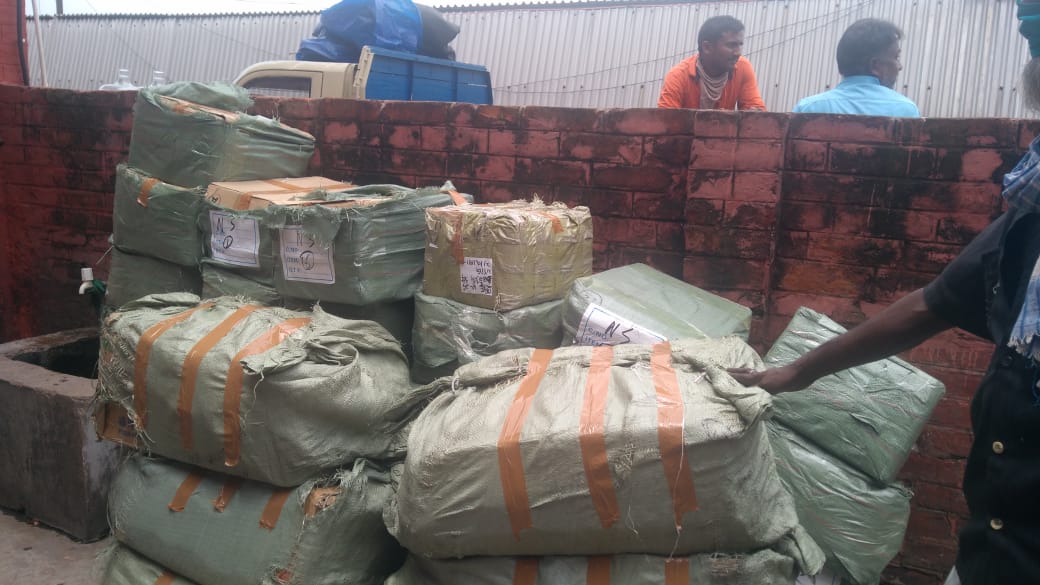 kolkata_customs's tweet photo. #IndianCustomsAtWork being vigilant while fighting for #COVID19 officers of #PrevCommWB on 25/6/21 effected #seizure of assorted #mobileaccessories etc. of #foreignOrigin worth ₹49,90,000/- from 20No. platform RPF South PO, New Complex #HwhRlyStn 
@cbic_india https://t.co/HA86cEkMJa