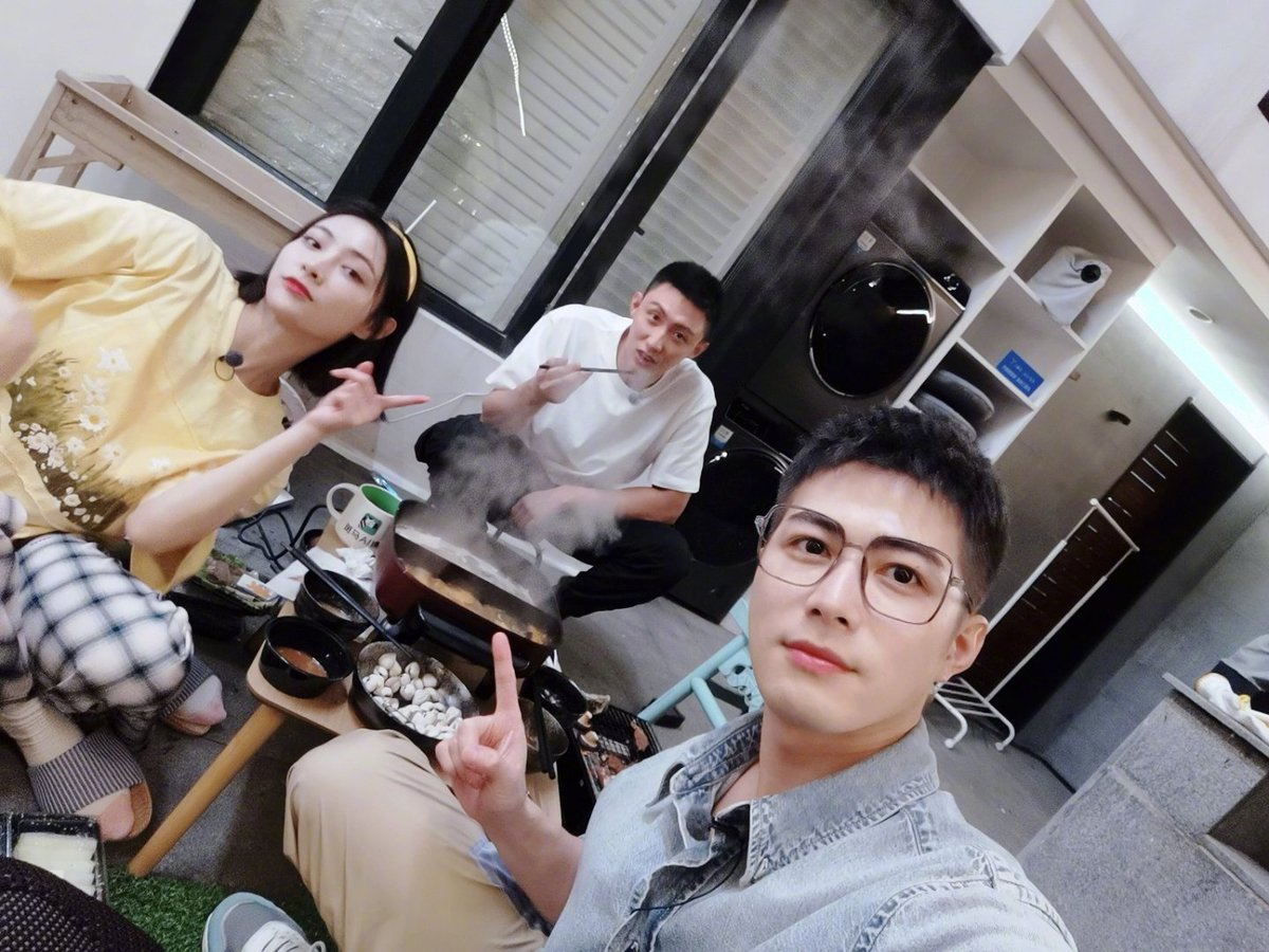 cdrama_update's tweet photo. 210625 #CheneyChen weibo update with #HuangJingyu #XuJiaqi   
 
More - https://t.co/92pX1fSvGp    

#ChenXuedong #陈学冬 
#做家务的男人3 #HouseworkMan
#陈学冬做家务的男人 https://t.co/LzXupJgh5M