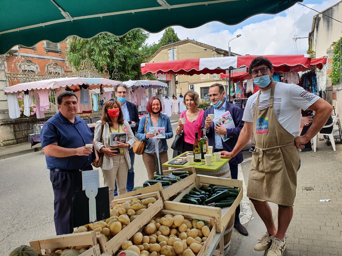 AbadieMuriel's tweet photo. Sur le marché de Vic-Fezensac, l’équipe gersoise @OccEnCommun  et @en_gers continuent les échanges avec les habitant.e.s et les commerçants. #OccitanieEnCommun  #GersEnCommun https://t.co/1rj7V298jG