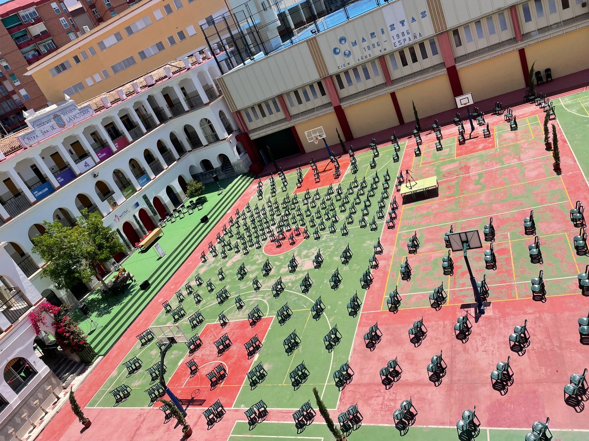 🎥Esta tarde viviremos un momento  muy especial: La Imposición de Insignias de la Promoción 2018-2020. Un año después, con las circunstancias COVID controladas, nuestros antiguos alumnos recibirán sus #violetas 🌸🌸🌸. Nuestro compromiso será hoy realidad.
youtu.be/at1KFwE-KPo