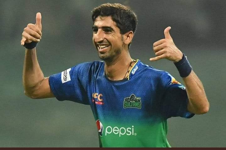 Muhanoindus's tweet image. Dahani, the Larkana 3G express was too poor to buy his sport shoes, he borrowed shoes from his friend to appear in PCB U-19 trials at Larkana. Today he is the best bowler of PSL-6

#PSL6final #MultanSultans 

@HamidMirPAK @nisarkhokhar @UmarCheema1 @Uroosakhatti @SialRabail2