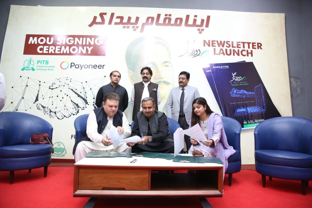 erozgaar's tweet photo. محکمہ سپورٹس و امور نوجوانان اور 
@PITB_Official
 کے اشتراک سے جاری 
@erozgaar
 پروگرام سے اب تک ہزاروں نوجوان مستفید ہوچکے ہیں۔ پروگرام سے ٹریننگ لینے والے نوجوان اب تک 3.5 ارب روپے سے زائد کی رقم کما چکے ہیں۔ https://t.co/Tmg8mh1jmD