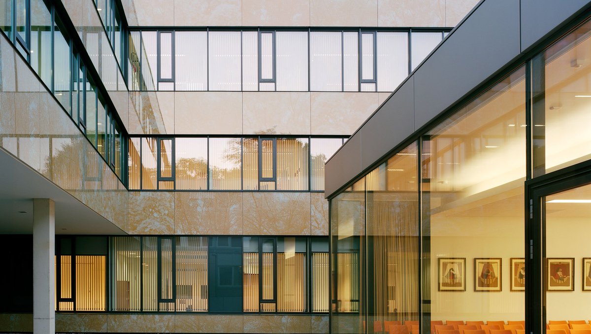 ProfSimonFisher's tweet image. We still have an open postdoc position to work with us on genetic disruptions that cause severe speech disorders (FOXP2 &amp;amp; beyond), studying their impact on brain development using human neurons cultured in the lab. Please help spread the word: mpi.nl/career-educati…