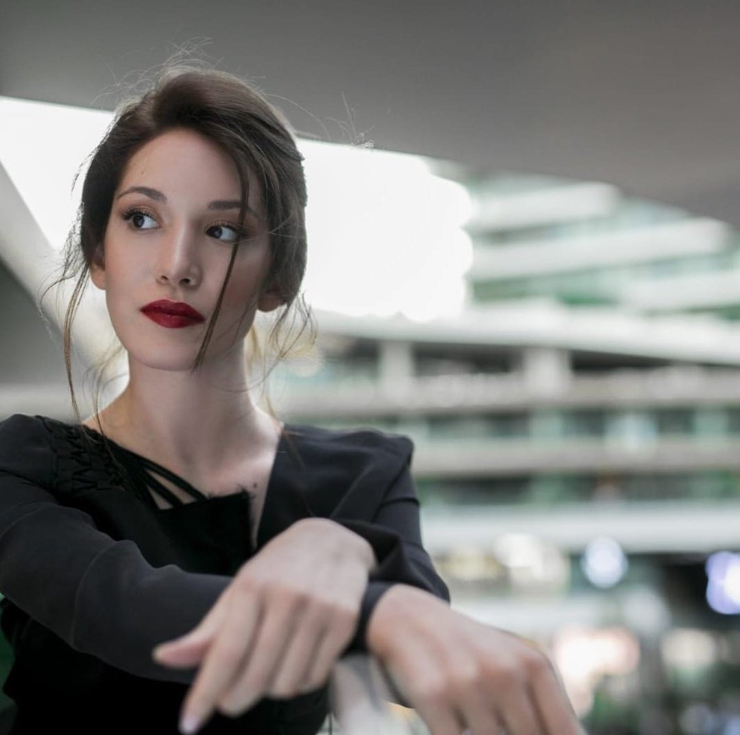 35mevsimbahar's tweet photo. 🖤💋 #HazalSubaşı https://t.co/edpkKbL2yi