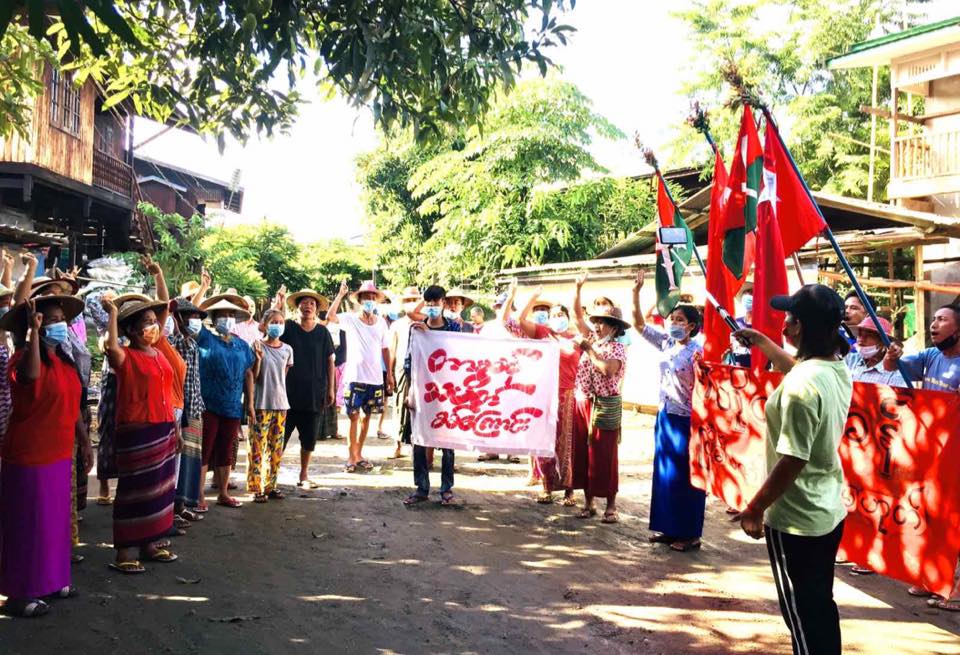 Myanmar_Now_Eng's tweet photo. Locals in Tamakhan Myothit in Kachin's Hpakant Township came out again in force this evening (Jun 25) to protest against Myanmar's  military dictatorship.

Photos: CJ https://t.co/VElXcLqJWt