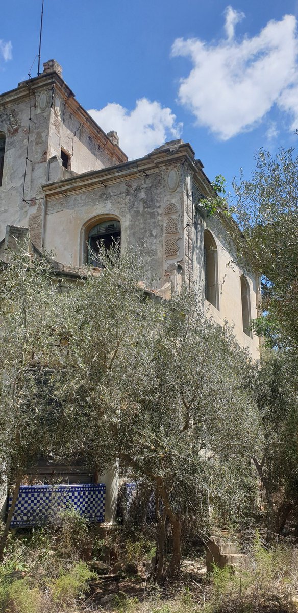 farsiotdufeanc1's tweet photo. A Tarragona al costat de la ctra de Valls tenim el Mas d'en Bonet també conegut per Villa Herminia era un mas modernista, dic era perquè ara fa pena, abandonat, vandalitzat, pintat, mig enrrunat, ple de brutissia és BCIL, però és una pena, perdem patrimoni de tots tipus. https://t.co/7oG5N0ALkQ