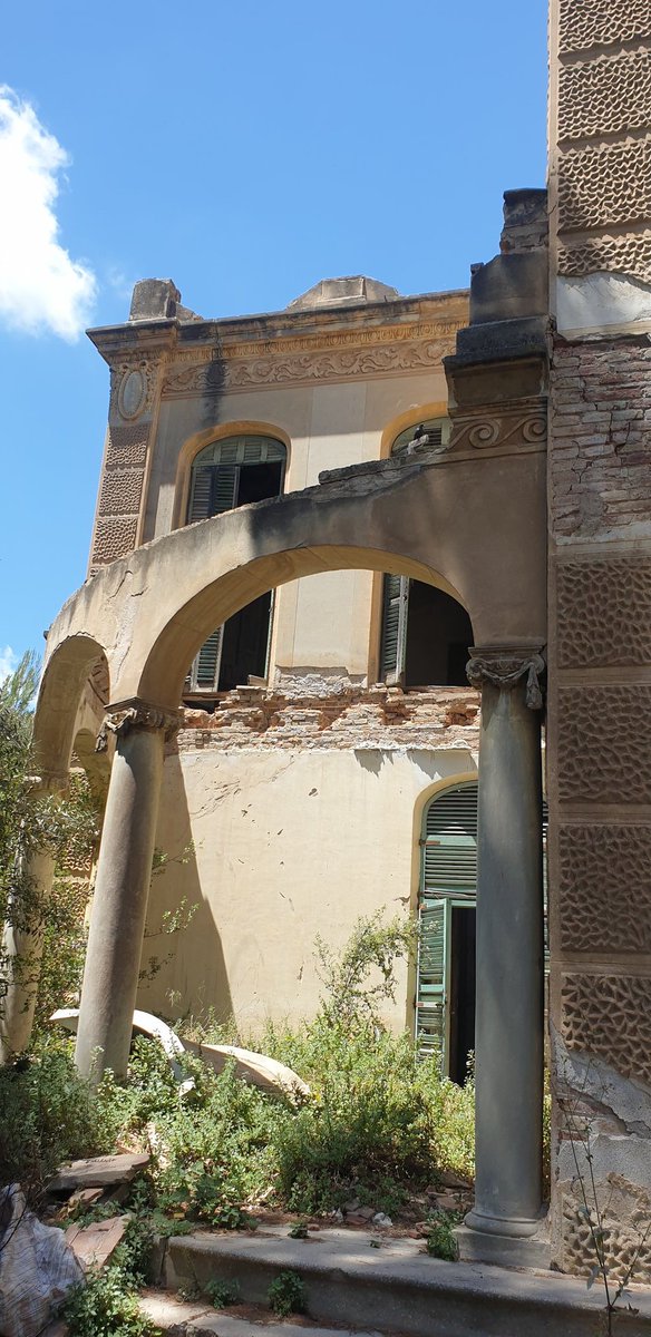 farsiotdufeanc1's tweet photo. A Tarragona al costat de la ctra de Valls tenim el Mas d'en Bonet també conegut per Villa Herminia era un mas modernista, dic era perquè ara fa pena, abandonat, vandalitzat, pintat, mig enrrunat, ple de brutissia és BCIL, però és una pena, perdem patrimoni de tots tipus. https://t.co/7oG5N0ALkQ