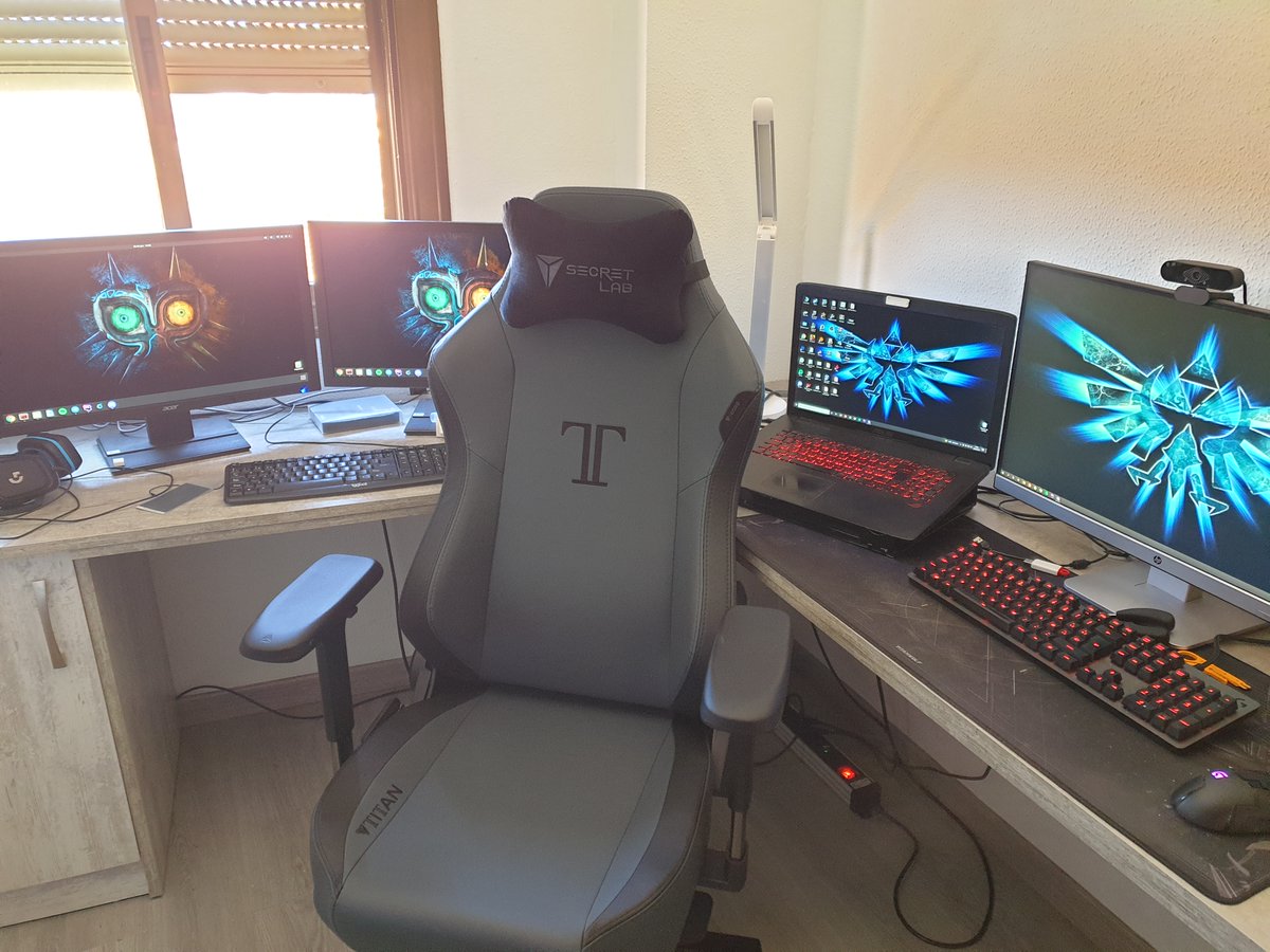 crackencode's tweet photo. Bueno, pues por fin ya puedo decir que tengo el despacho terminado. Ya ha llegado lo ultimo que me faltaba: La silla de #Secretlab Titan. 😍 https://t.co/LRZlt56BGK