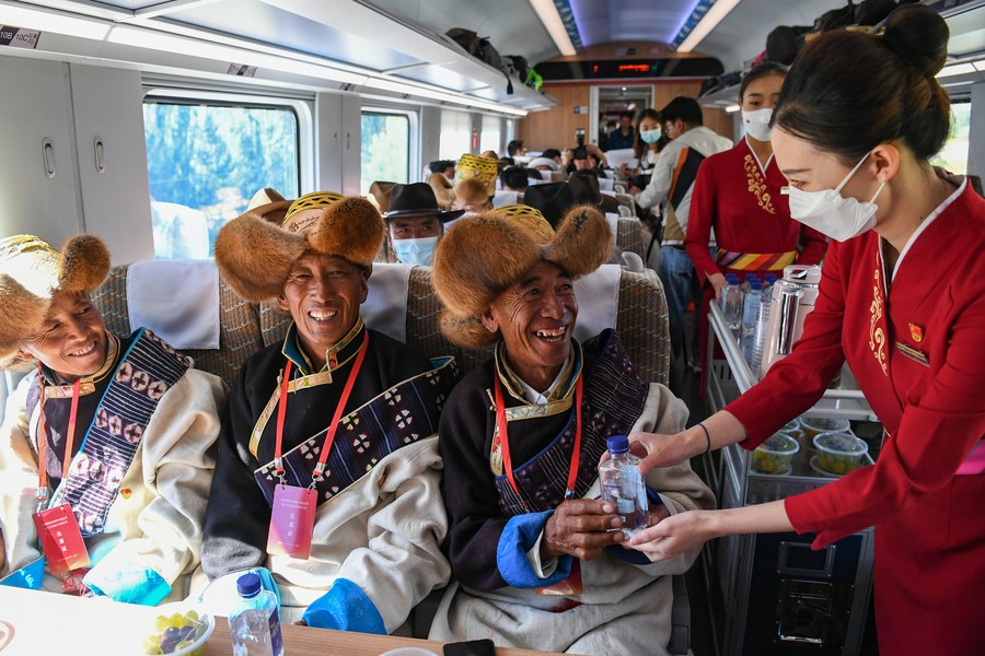XHNews's tweet photo. 1st electrified railway in China's Tibet opened Friday, and "Fuxing" bullet trains entered official operation on the plateau region. The railway links regional capital Lhasa with the city of Nyingchi #InTibet https://t.co/4IPHd8VO7E https://t.co/R1P6Y579Z2