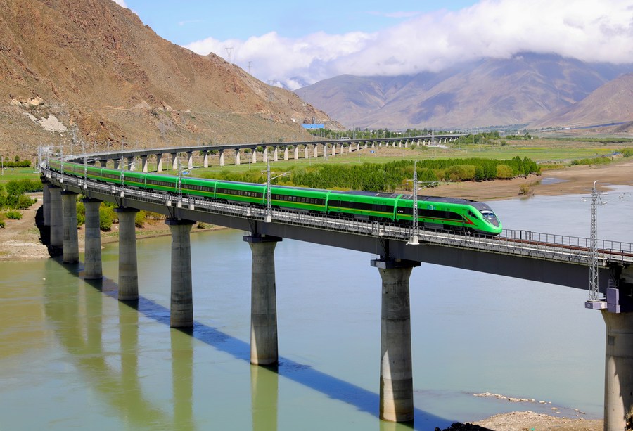 XHNews's tweet photo. 1st electrified railway in China's Tibet opened Friday, and "Fuxing" bullet trains entered official operation on the plateau region. The railway links regional capital Lhasa with the city of Nyingchi #InTibet https://t.co/4IPHd8VO7E https://t.co/R1P6Y579Z2