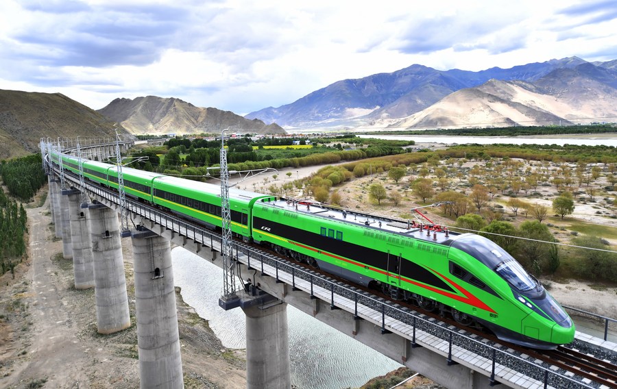 XHNews's tweet photo. 1st electrified railway in China's Tibet opened Friday, and "Fuxing" bullet trains entered official operation on the plateau region. The railway links regional capital Lhasa with the city of Nyingchi #InTibet https://t.co/4IPHd8VO7E https://t.co/R1P6Y579Z2