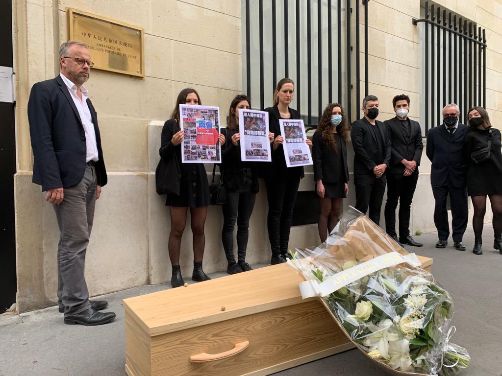 RSF_inter's tweet photo. Today RSF staged parallel “funeral protests” outside the Chinese embassies in Paris &amp; Berlin following the closure of #AppleDaily, warning that without concrete action by democracies, the death of press freedom in #HongKong could follow.

Read more here 👉 https://t.co/5JEHE6iFPv https://t.co/qAO9VH3nHF