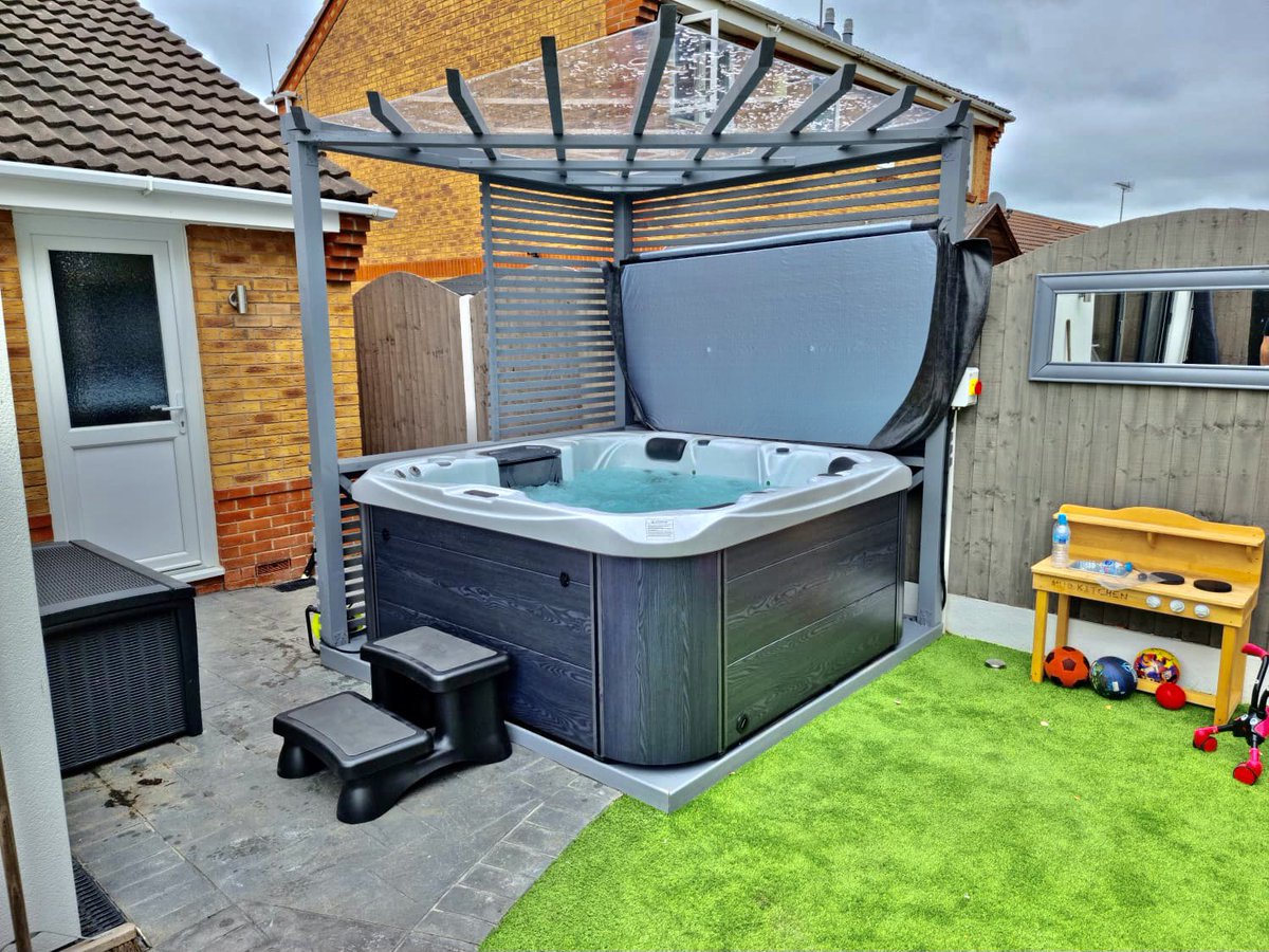 Lovely Retreat Plus hot tub installed in Burton today, ready for the weekend ahead 😍

Hot tubs from £3749...
h2ohottubs.co.uk