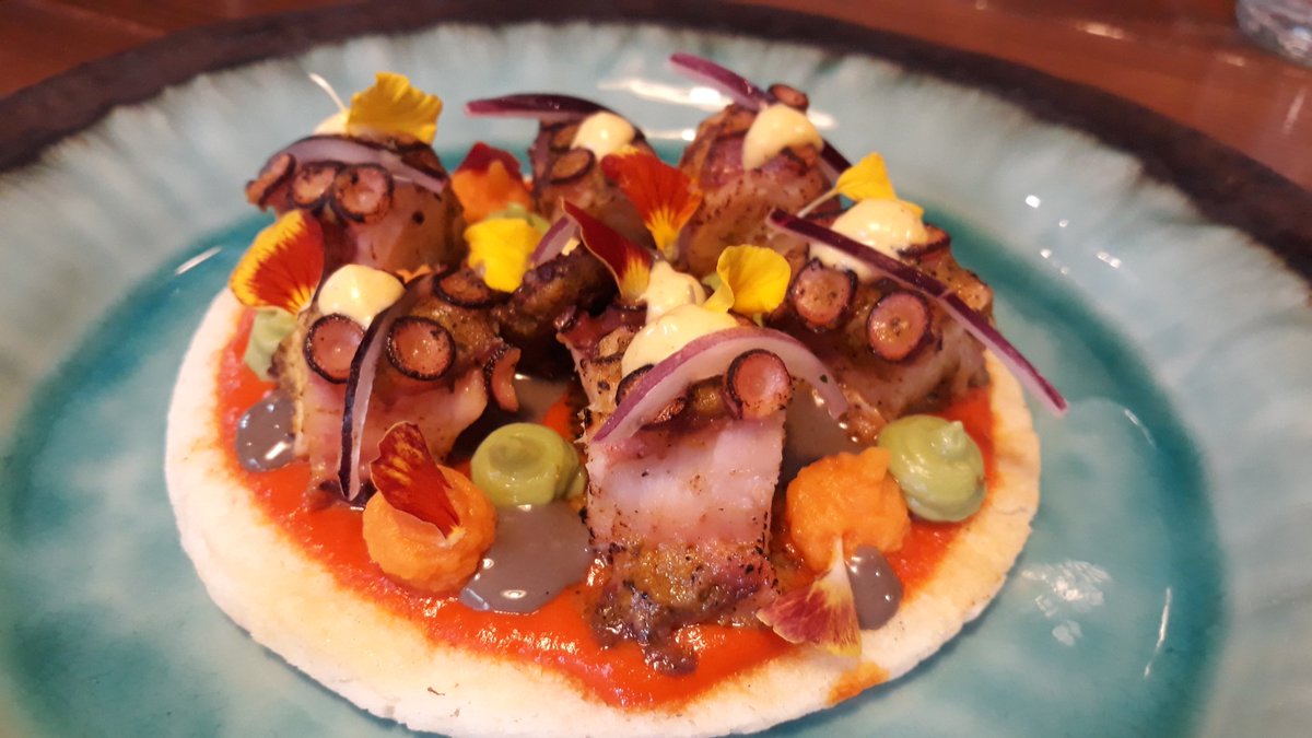 esarraitzes's tweet photo. Arepa de pulpo, un guiño a Colombia. https://t.co/FU7peJrtro