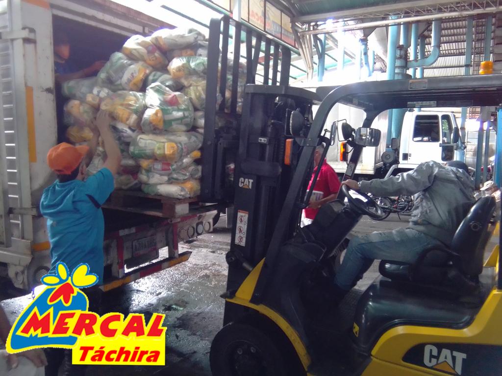 #25Jun || #FelizViernes #Venezuela. @Mercal_Tachira_ activo en su labor cotidiana de velar por la seguridad alimentaria del Pueblo tachirense. <a href="/JesusSZambranoV/">Jesús Zambrano</a> <a href="/NicolasMaduro/">Nicolás Maduro</a> <a href="/FreddyBernal/">Freddy Bernal</a>