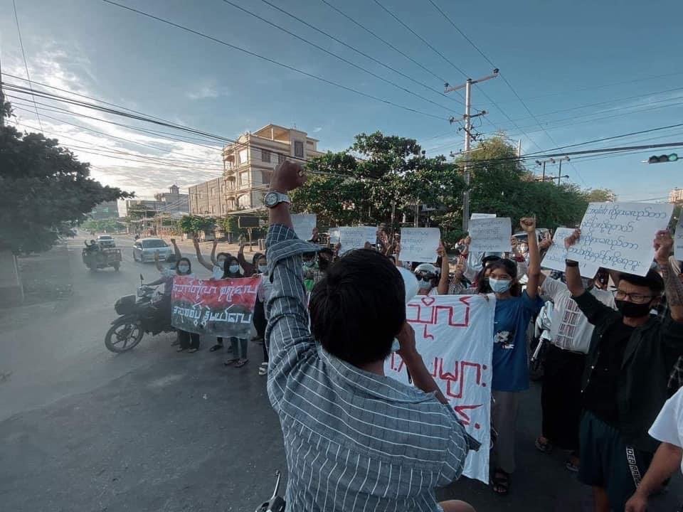 Myanmar_Now_Eng's tweet photo. Evening protests against Myanmar's military regime in Mandalay today (Jun 25). 

Photos-CJ

#WhatsHappeningInMyanmar https://t.co/eup1E40C8W