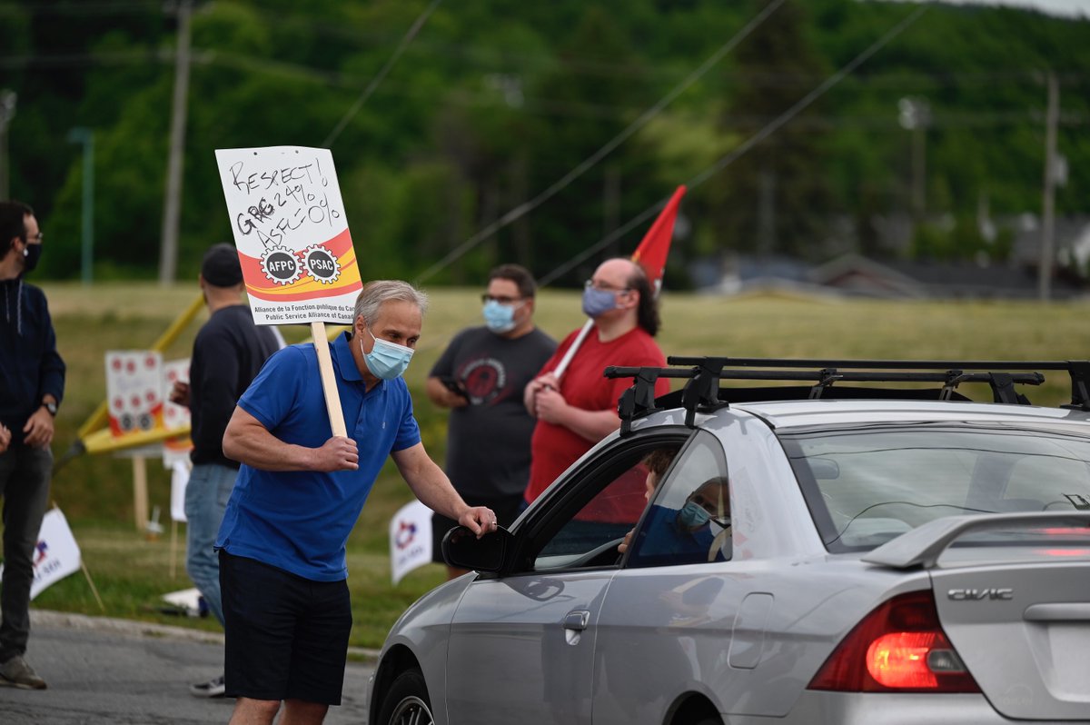 This morning: CIU &amp; <a href="/psac_afpc/">PSAC-AFPC</a> w. CIU National President Jean-Pierre Fortin are at the CBSA College in Rigaud to tell the employer FB members deserve a fair contract *now*. #solidarity #canlab #faircontract #canpoli #respect