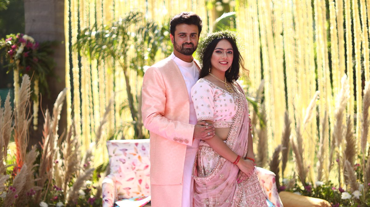 WeddingsAtTaj's tweet photo. A beautiful series of memorable moments of the lovely couple, Saloni &amp; Abhishek color coordinated in pastel pink and white at their Mehendi Carnival at Taj Usha Kiran palace, Gwalior
#kanukisho 

Decor Planner &amp; Execution- Myrah Weddings 

Photography- Life In Frames https://t.co/LKGmAVQnr0