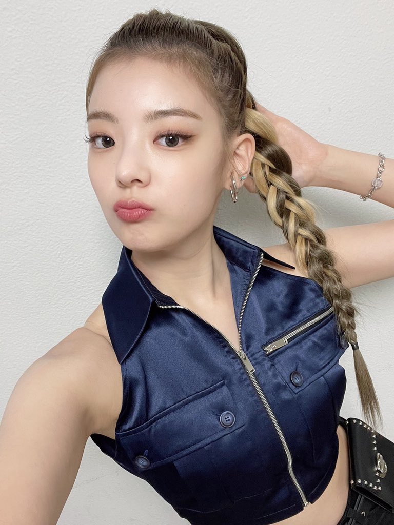 ITZYofficial's tweet photo. [ #뮤직뱅크 ]
MIDZY가 보내는 사랑은 달라달라💖
ITZY와 함께 보내는 행복한 금요일🥳

#ITZY #있지 @ITZYofficial
#MIDZY #믿지
#GUESSWHO
#ITZY_GUESSWHO
#마피아_Inthemorning https://t.co/HRDKEOGKhh