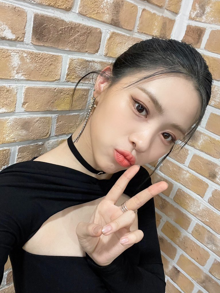 ITZYofficial's tweet photo. [ #뮤직뱅크 ]
MIDZY가 보내는 사랑은 달라달라💖
ITZY와 함께 보내는 행복한 금요일🥳

#ITZY #있지 @ITZYofficial
#MIDZY #믿지
#GUESSWHO
#ITZY_GUESSWHO
#마피아_Inthemorning https://t.co/HRDKEOGKhh