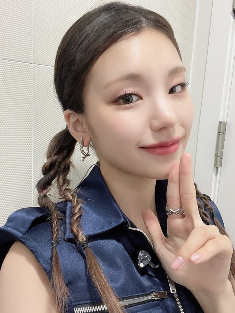 ITZYofficial's tweet photo. [ #뮤직뱅크 ]
MIDZY가 보내는 사랑은 달라달라💖
ITZY와 함께 보내는 행복한 금요일🥳

#ITZY #있지 @ITZYofficial
#MIDZY #믿지
#GUESSWHO
#ITZY_GUESSWHO
#마피아_Inthemorning https://t.co/HRDKEOGKhh