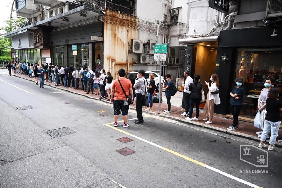 Chickeeduck 今（25 日）在 FB指，近 4,000 份《蘋果》25 周年特刊《不是最終章》送抵門市，在天后和荃灣藝術生活百貨門市，每人限購一本；而網店自取點則已經全數售罄

據《立場》記者現場所見Chickeeduck 天后分店在下午 6 時有接近 200 人排隊等候購買特刊。期間亦有鼠警車到場視察

來源：立場新聞