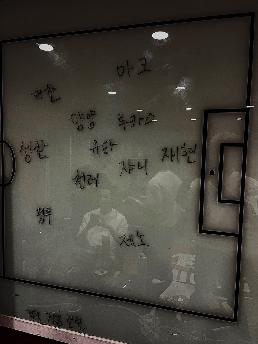rong623's tweet photo. 뭘까 이거... 일단 Fc 서울 홈구장 월드컵경기장 내부 모습 같은데... 맞는가? https://t.co/KPmYUCE9Ey