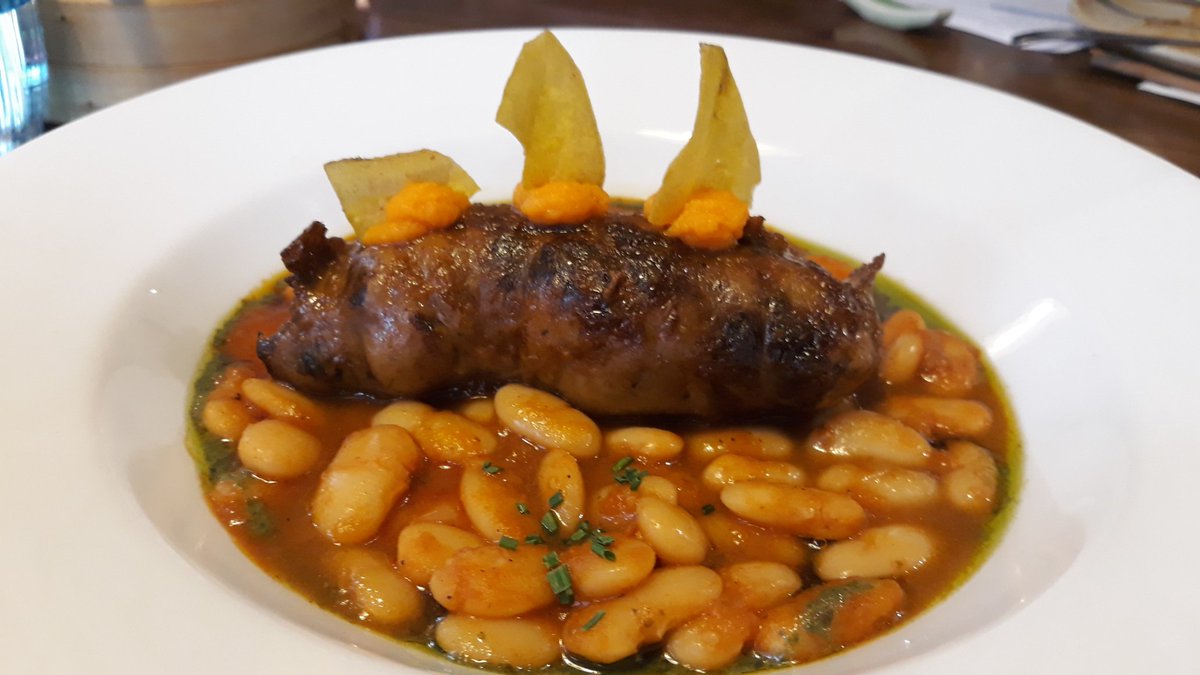esarraitzes's tweet photo. Manita de cerdo rellena de butifarra negra, gambones y alubias de Bossost. https://t.co/9QUOS80etz