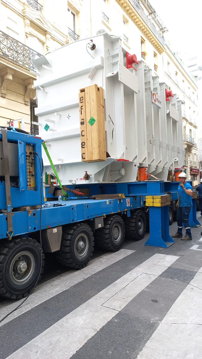 enedis_IDF's tweet image. Livraison de 2 nouveaux transformateurs @Enedis au port de Tolbiac afin de renforcer la sécurisation et la résilience du réseau de distribution électrique au service des Parisiens #transitionécologique #servicepublic