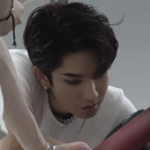 holyhanmoly's tweet photo. Han Jisung the only eboy 

- an aesthetic thread - https://t.co/gbGWlWI9Fc