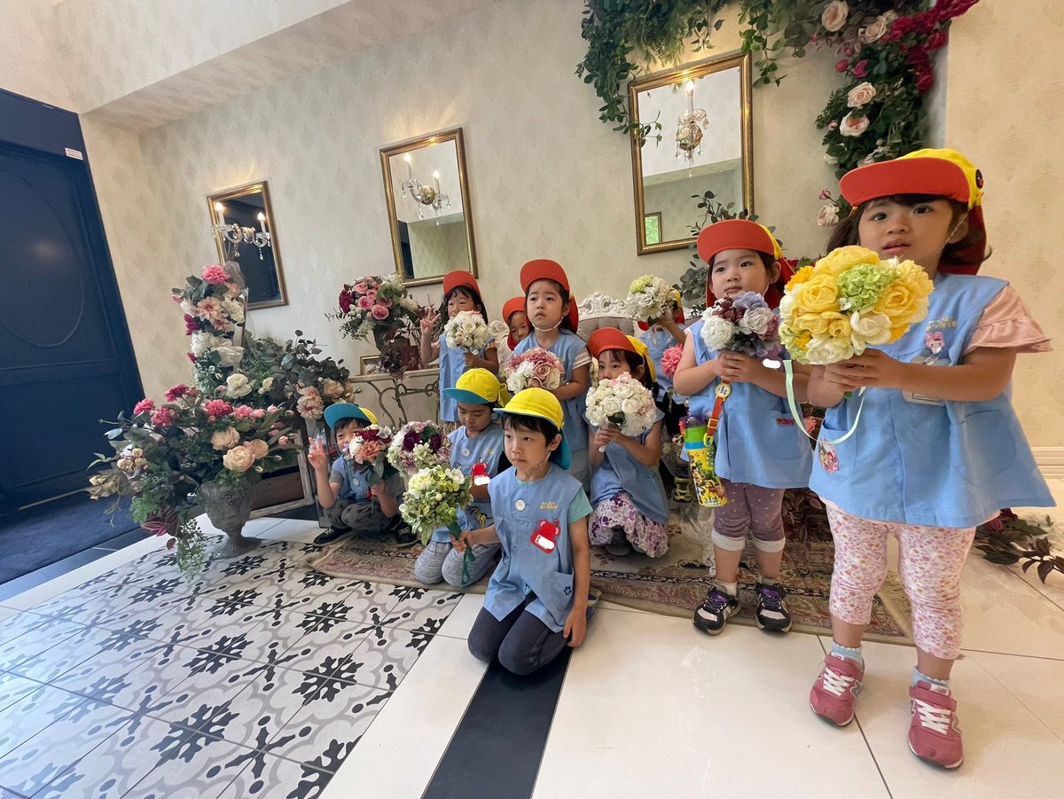 wedding_college's tweet photo. ゲストハウス型校舎にかわいいお客様が😊
学園グループの幼稚園から年中さん、年長さんたちが見学に来てくれました💕
ブーケを持って、気分は新郎新婦さん💐 https://t.co/JdM0CMgG0m
