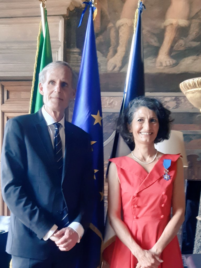 Une personnalité majeure de la communauté française à #Milan, Annie Rea, est décorée aujourd'hui chevalier dans l'ordre national du mérite.
Son engagement a permis d'oeuvrer remarquablement au renforcement de la relation 🇫🇷🇮🇹 et au développement de nos partenariats économiques.