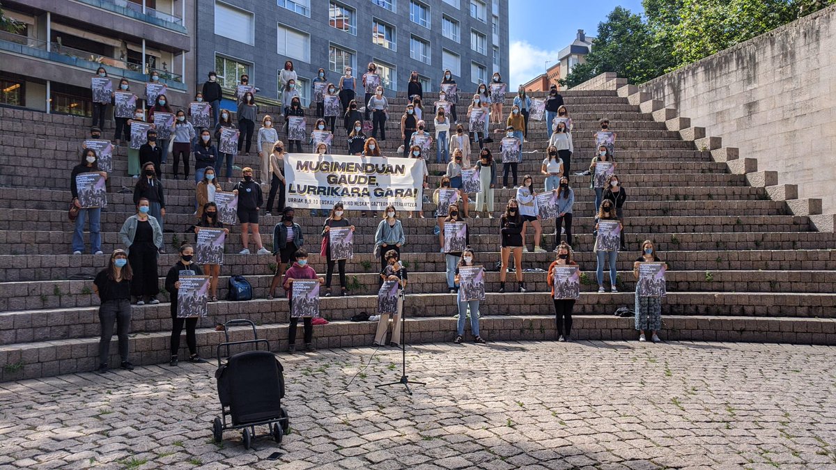 🔊Gaur Euskal Herriko Neska* Gazteok agerraldia egin dugu Gasteizen, urriaren 8,9,10ean egingo dugun baterajotzearen berri emateko. 

Bizi dugun krisi anizkoitz honen aurrean neska* gazteok mundu berri baten alde antolatzen jarraituko dugu!