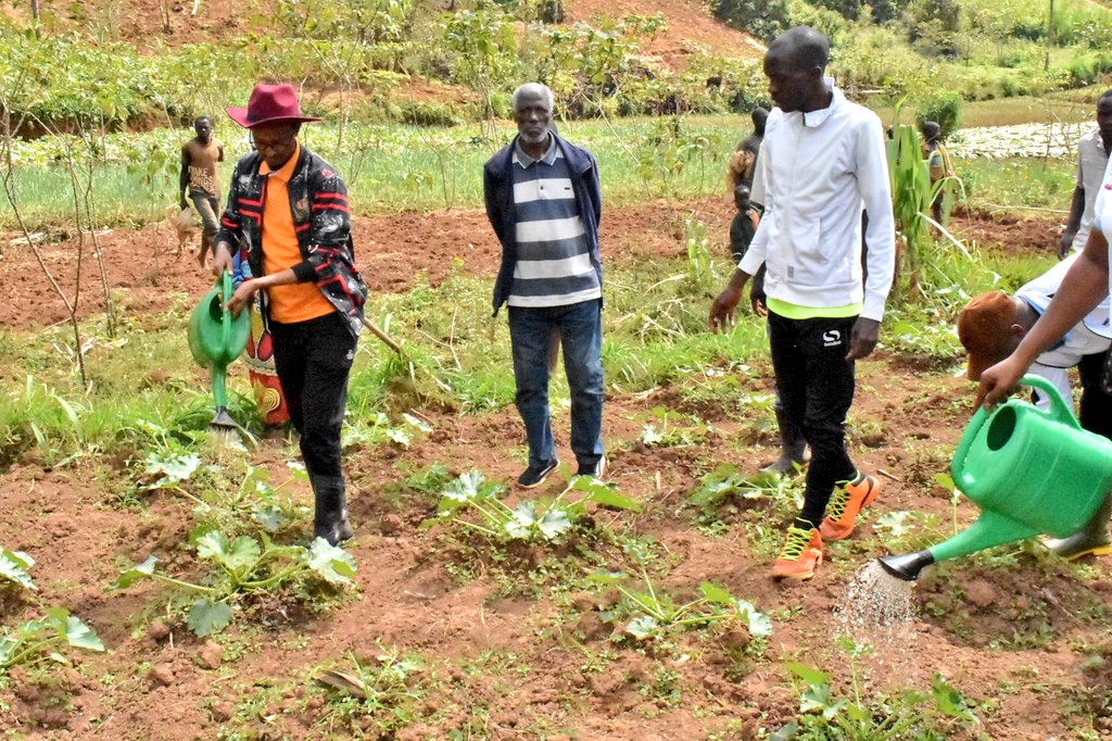 RTNBurundi's tweet photo. La Direction Générale de l'@ANACOOP_BURUNDI effectue une descente à la colline #Kibogoye commune Muramvya @MuramvyaProv , regroupant les 5 coopératives #Sangwe et  #COMABU en unité de coopérative(#USACO_Urubumbiro)
 pour produire les produits maraîchers https://t.co/ObfLpZfsdo