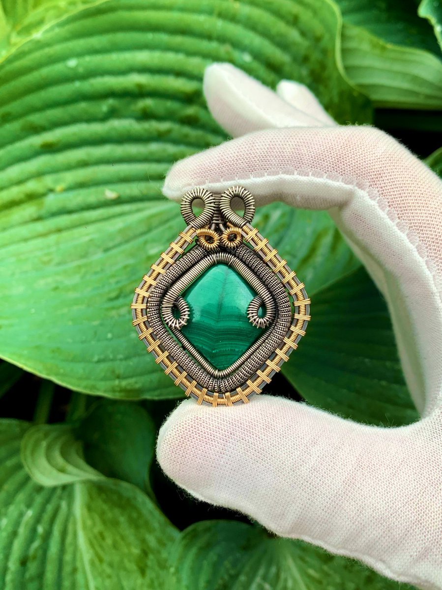Malachite wrapped in sterling silver and 14k gold fill wire 🤩

✨Available now ✨