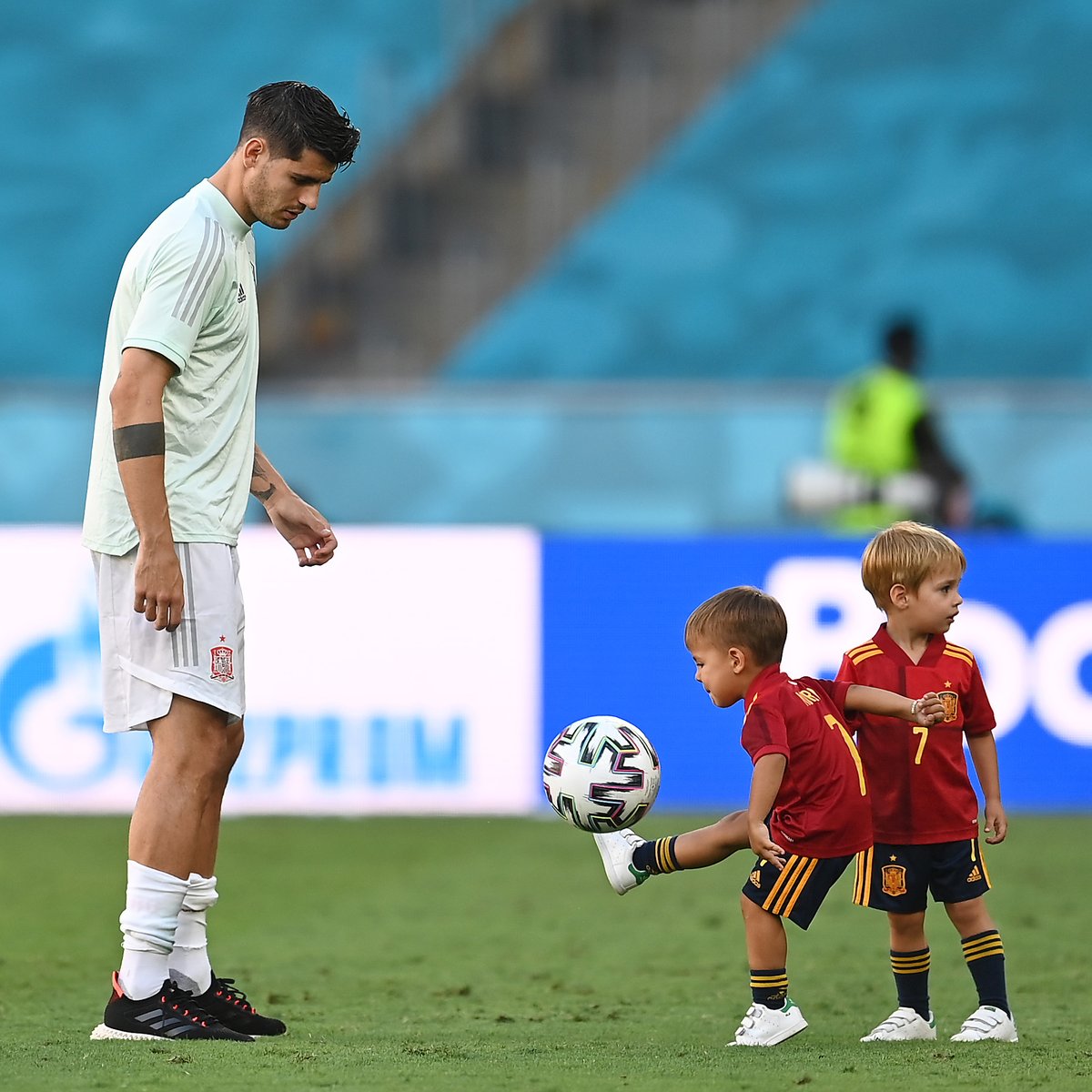 Alvaro Morata says he received death threats against his family after Spain's #EURO2020 game against Poland.

🗣 "I did not sleep for nine hours after the game against Poland. 

"I received threats, insults to my family, that they hope my children die." [CadenaCOPE]