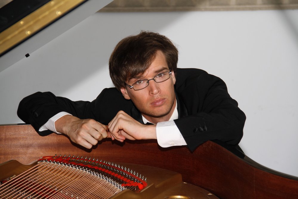 EmbajadaEspRiga's tweet photo. Spānijas un Latvijas diplomātisko attiecību simtgades ietvaros 💯🇪🇸🤝🇱🇻 šajā nedēļas nogalē aicinām uz 🇪🇸🎹pianista #PabloGaldo koncertu tiešsaistē, kurā viņš izpildīs Albenisa, Granadosa, Šopēna u.c. komponistu 🎼darbus.
➡️https://t.co/BYr9k2WPuc
#ProgramaVENTANA @AECID_es https://t.co/o1dTvGn6Mi